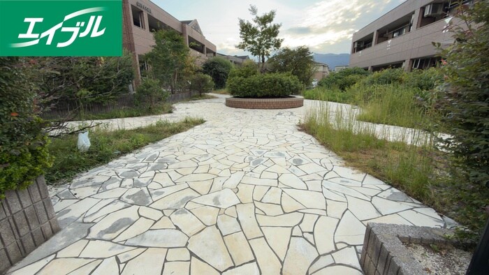 物件外観写真4　(エントランス部分)