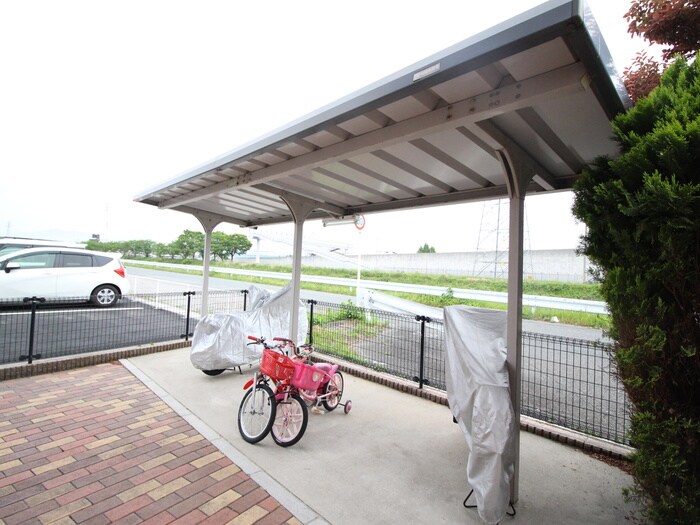 物件外観写真4　(駐輪場)