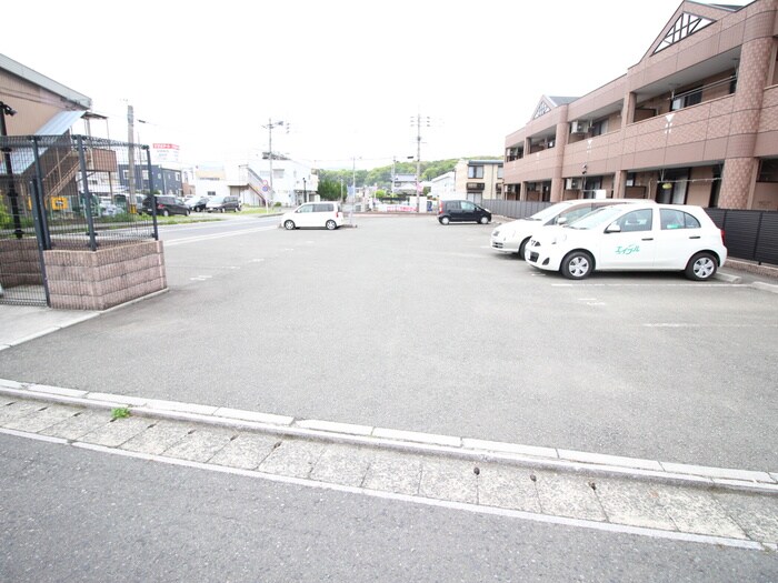 物件外観写真6　(駐車場)