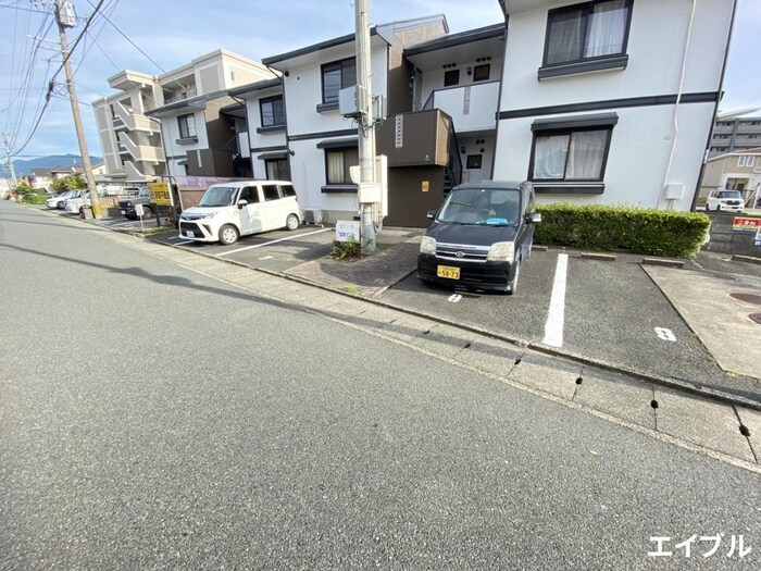 物件外観写真2　(駐車場)
