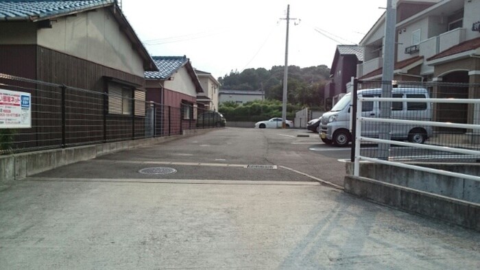 物件外観写真5　(駐車場)