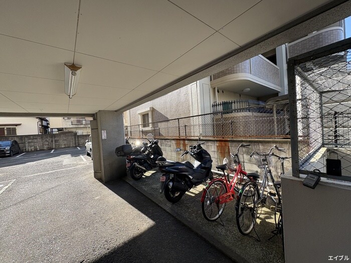 物件外観写真4　(駐輪場)