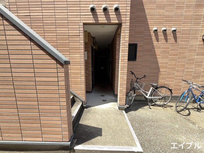 物件外観写真3　(エントランス部分)