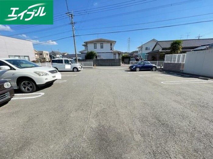 物件外観写真2　(駐車場)