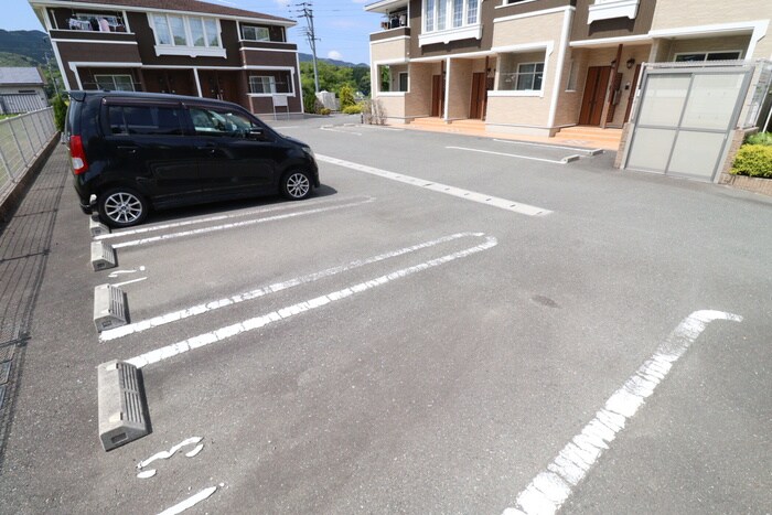 物件外観写真2　(駐車場)