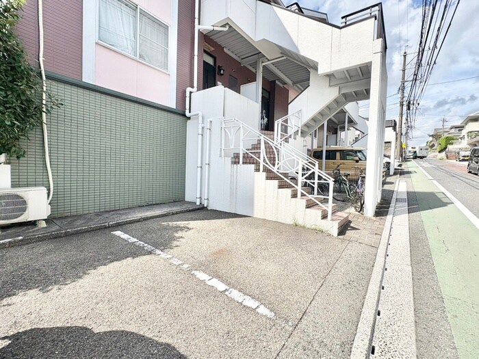 物件外観写真3　(駐車場)