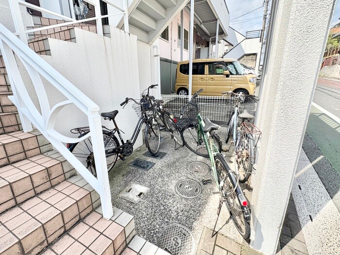 物件外観写真4　(駐輪場)
