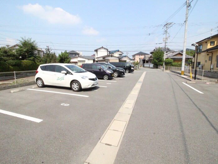 物件外観写真2　(駐車場)