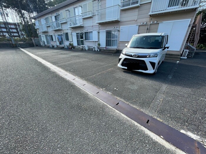 物件外観写真4　(駐車場)