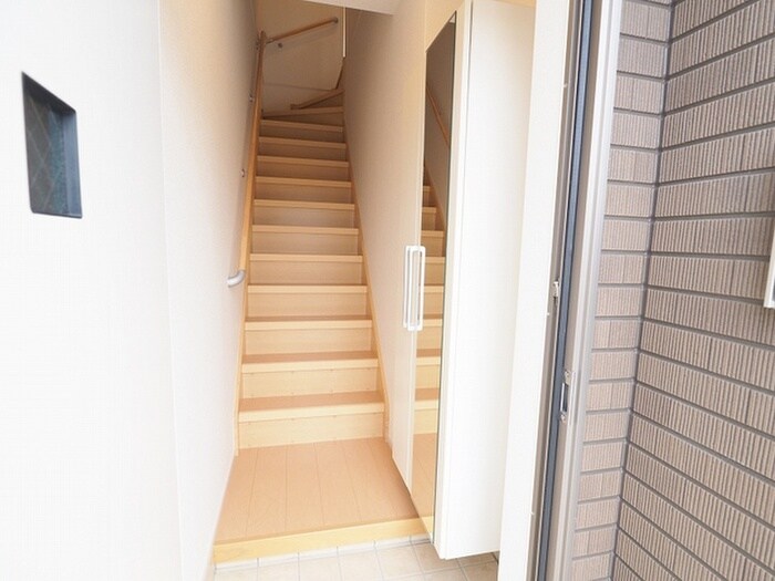 物件内観写真9　(玄関)