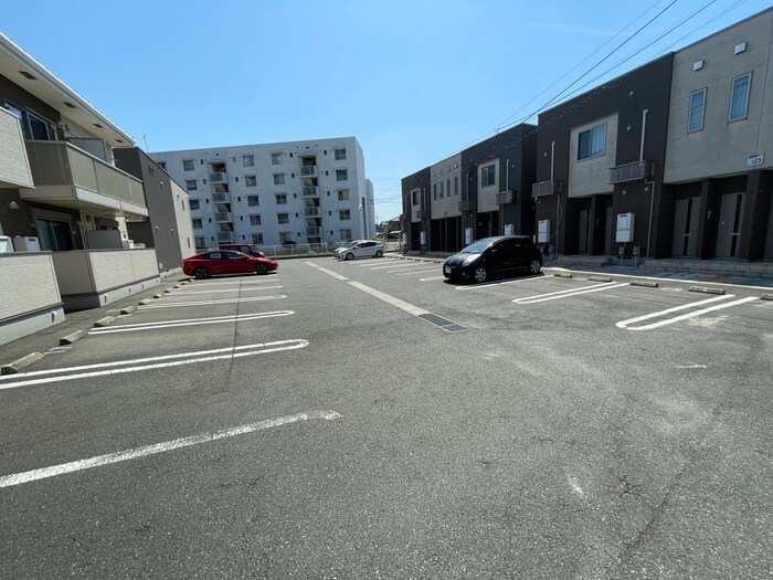 物件外観写真2　(駐車場)
