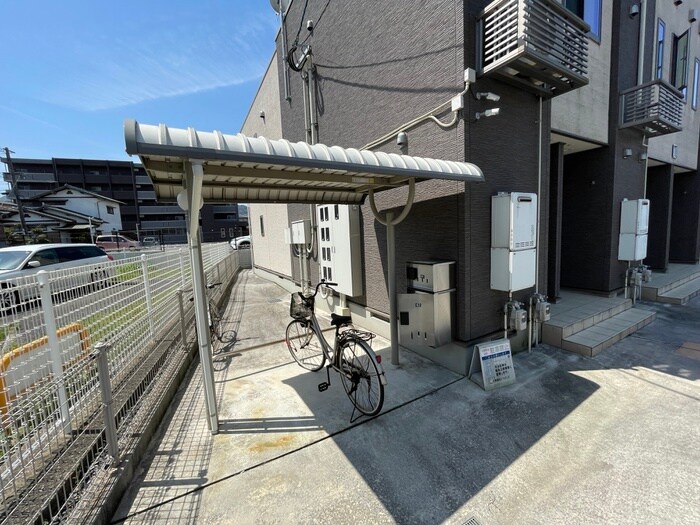 物件外観写真3　(駐輪場)
