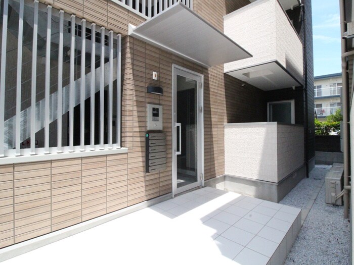 物件外観写真4　(エントランス部分)