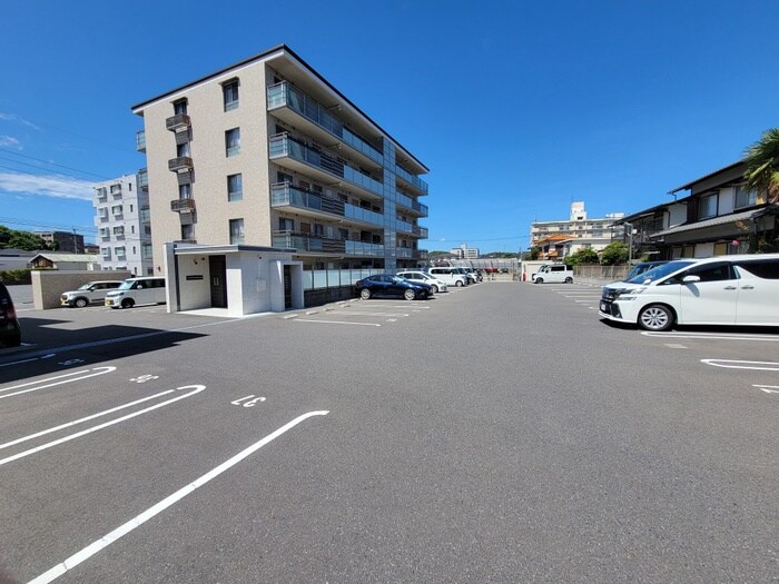 物件外観写真3　(駐車場)