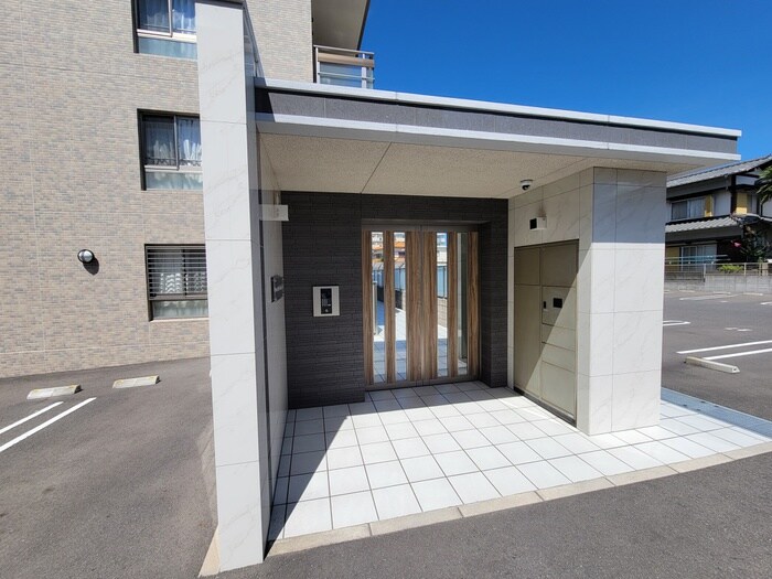 物件外観写真4　(エントランス部分)