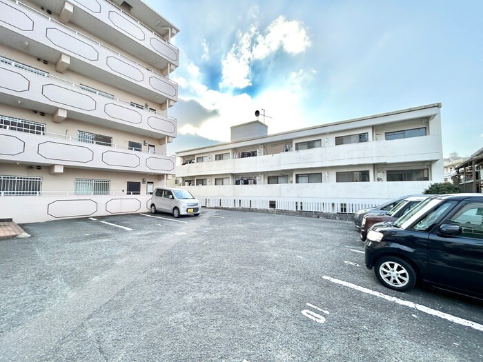 物件外観写真2　(駐車場)