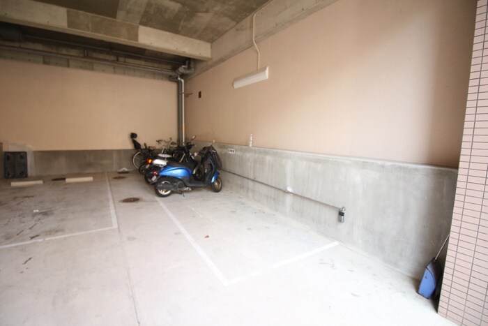 物件外観写真4　(駐輪場)