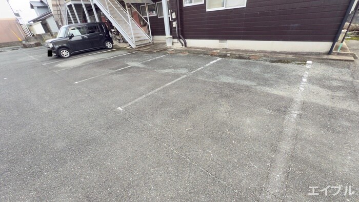 物件外観写真4　(駐車場)