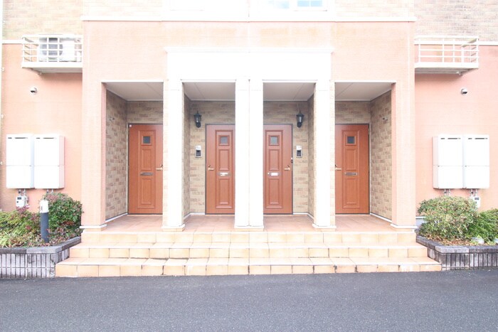 物件外観写真3　(エントランス部分)