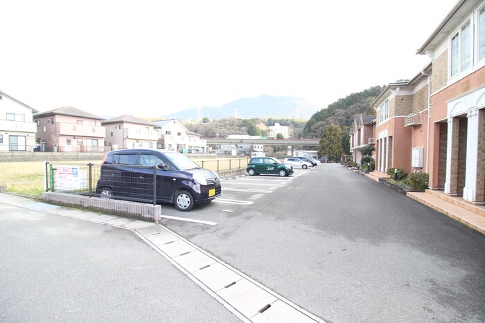 物件外観写真4　(駐車場)