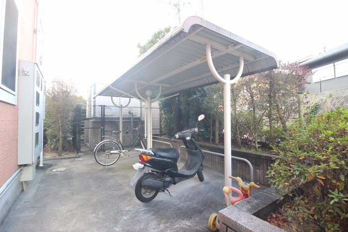 物件外観写真5　(駐輪場)