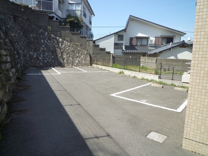 ゼルコバマンションの駐車場