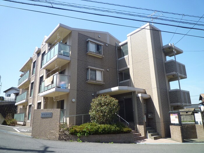 ゼルコバマンションの外観写真
