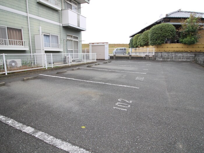 物件外観写真2　(駐車場)