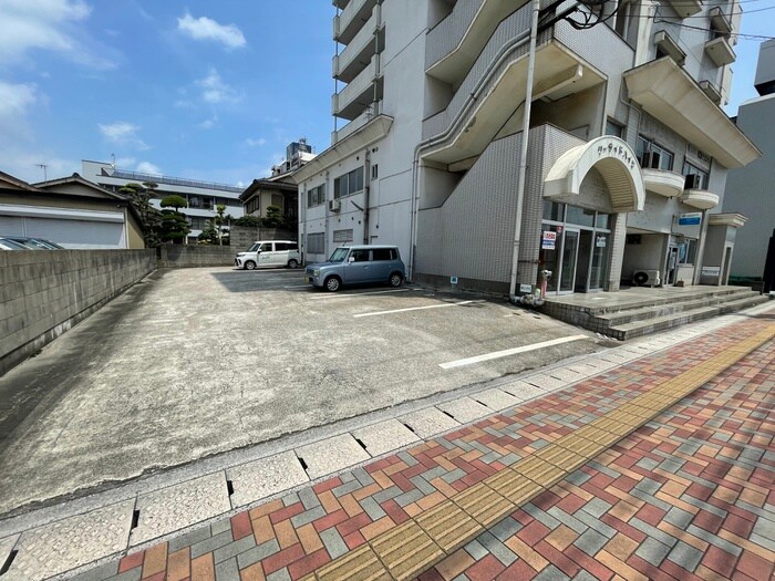 物件外観写真2　(駐車場)