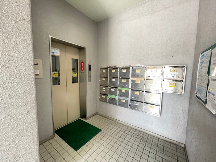 物件外観写真3　(エントランス部分)