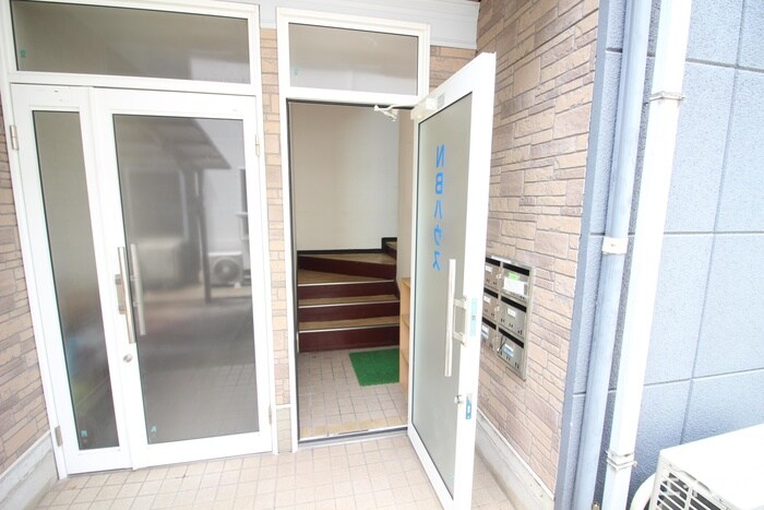 物件外観写真6　(エントランス部分)