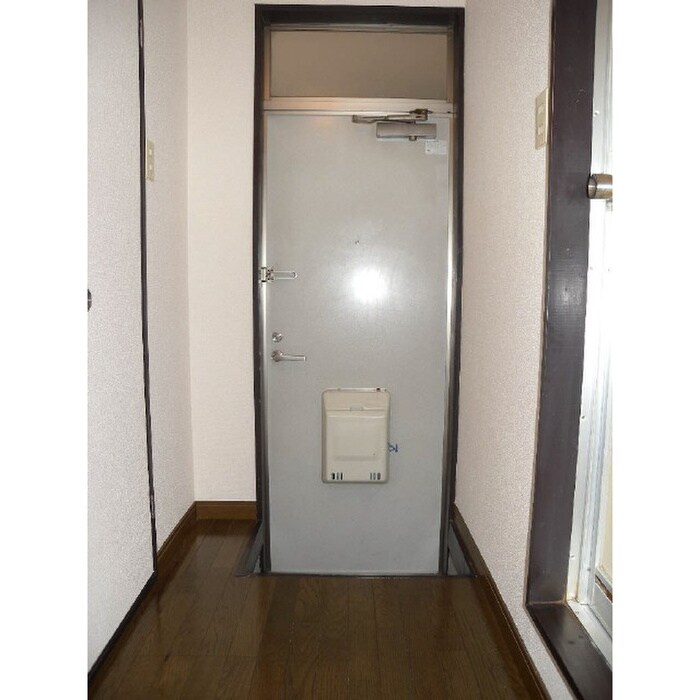 物件内観写真12　(玄関)