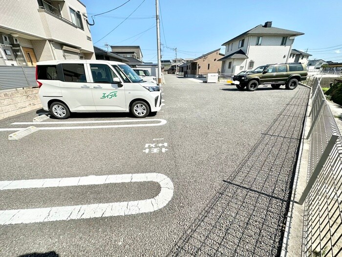 物件外観写真2　(駐車場)