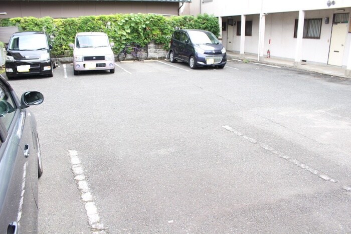 物件外観写真4　(駐車場)