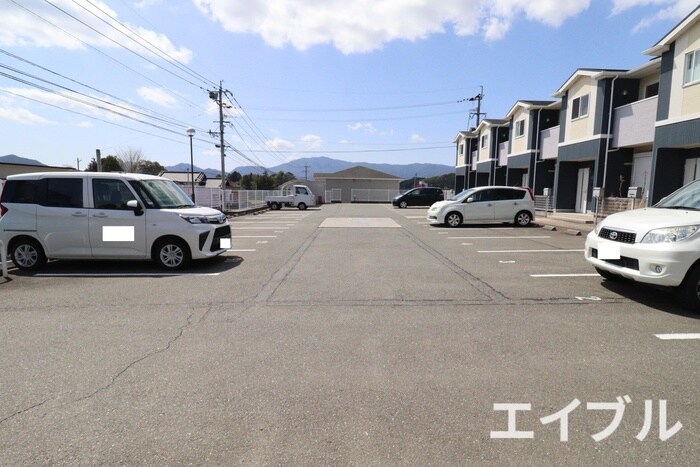 物件外観写真2　(駐車場)