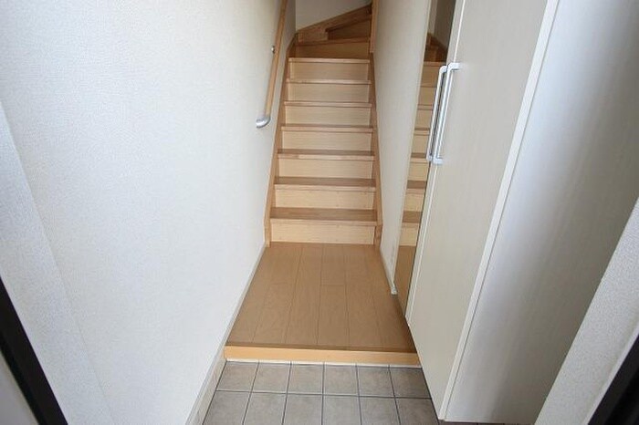 物件内観写真12　(玄関)