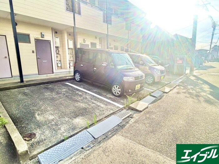 物件外観写真4　(駐車場)