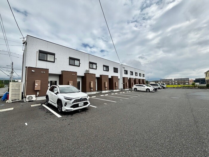 物件外観写真2　(駐車場)