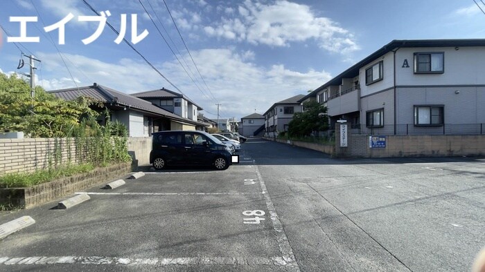 物件外観写真4　(駐車場)