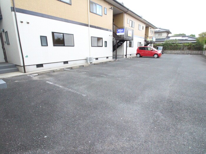 物件外観写真2　(駐車場)