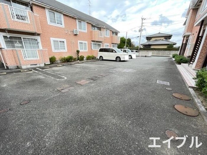 物件外観写真3　(駐車場)