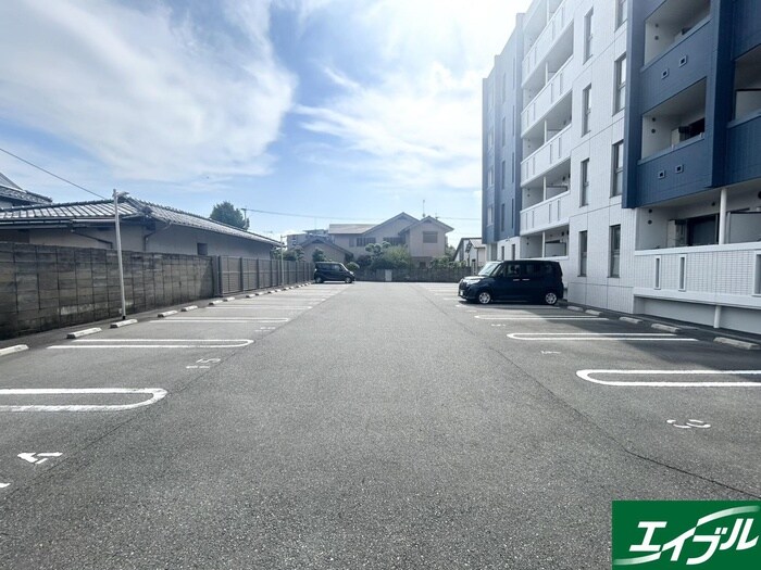 物件外観写真3　(駐車場)