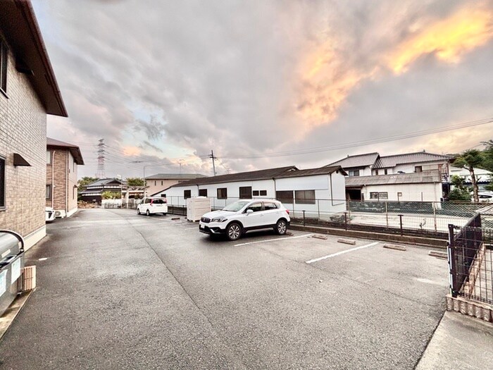 物件外観写真2　(駐車場)