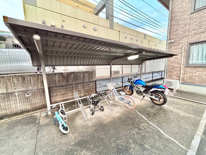 物件外観写真3　(駐輪場)