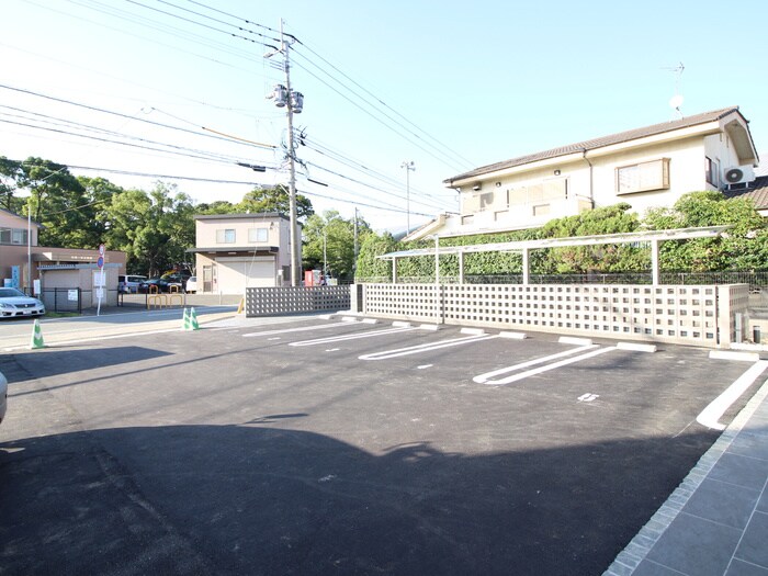 物件外観写真3　(駐車場)