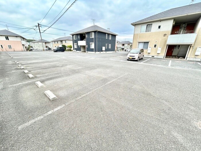 物件外観写真2　(駐車場)