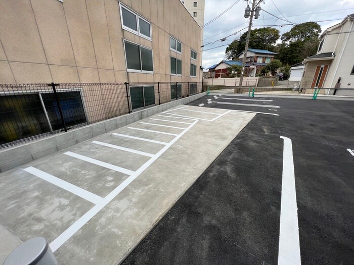 物件外観写真2　(バイク置き場)