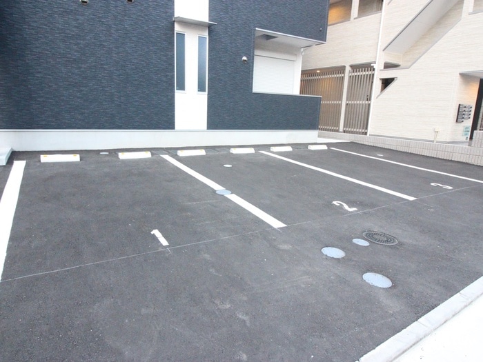 物件外観写真5　(駐車場)