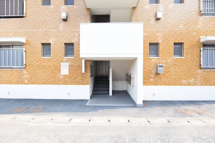 物件外観写真2　(エントランス部分)