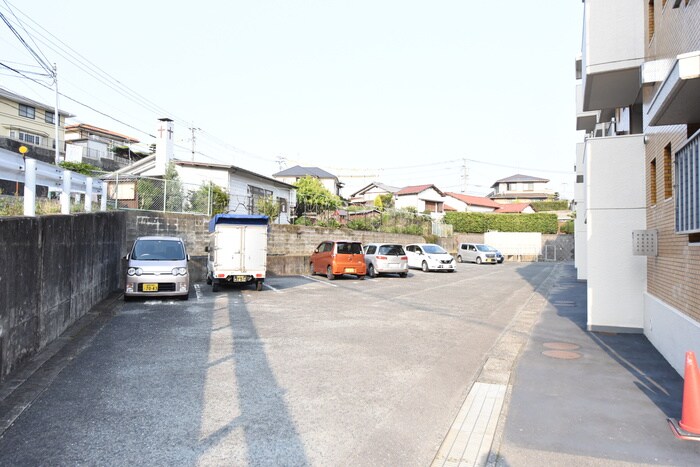 物件外観写真4　(駐車場)